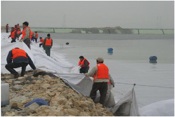 小型工作船配合复合国内精品久久久久久久影视麻豆布溜放作业