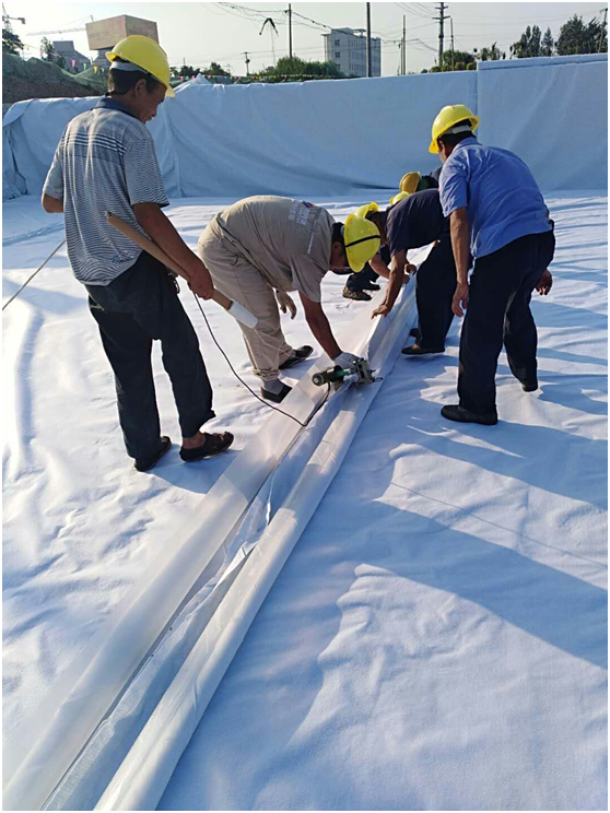 焊接质量的好坏是复合国内精品久久久久久久影视麻豆膜防渗性能成败的关键