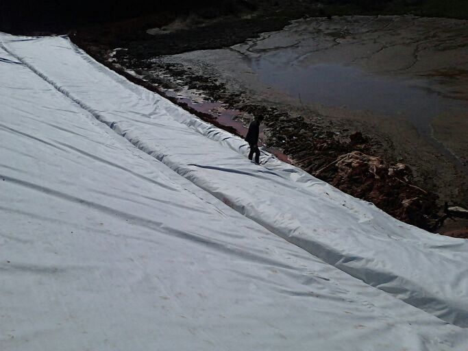 复合国内精品久久久久久久影视麻豆膜斜墙防渗需人工拖拉平顺