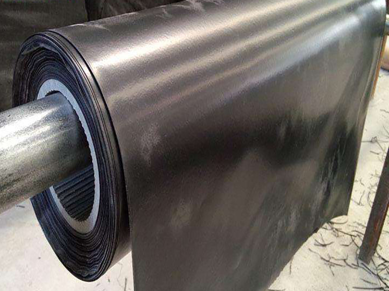 一般情况下河道堤坡修建复合膜铺在哪一步最好？