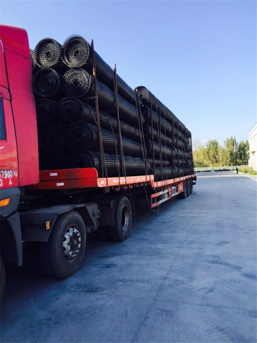 铺设多层国内精品久久久久久久影视麻豆格栅( 格室) 路基顶面各点的沉降