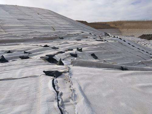 深厚覆盖层上全库盆国内精品久久久久久久影视麻豆膜防渗水库的施工