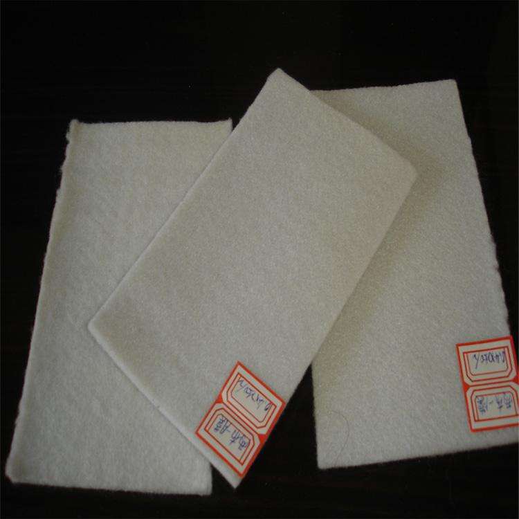 斜坡上铺设复合国内精品久久久久久久影视麻豆膜时应保证在无雨天气施工