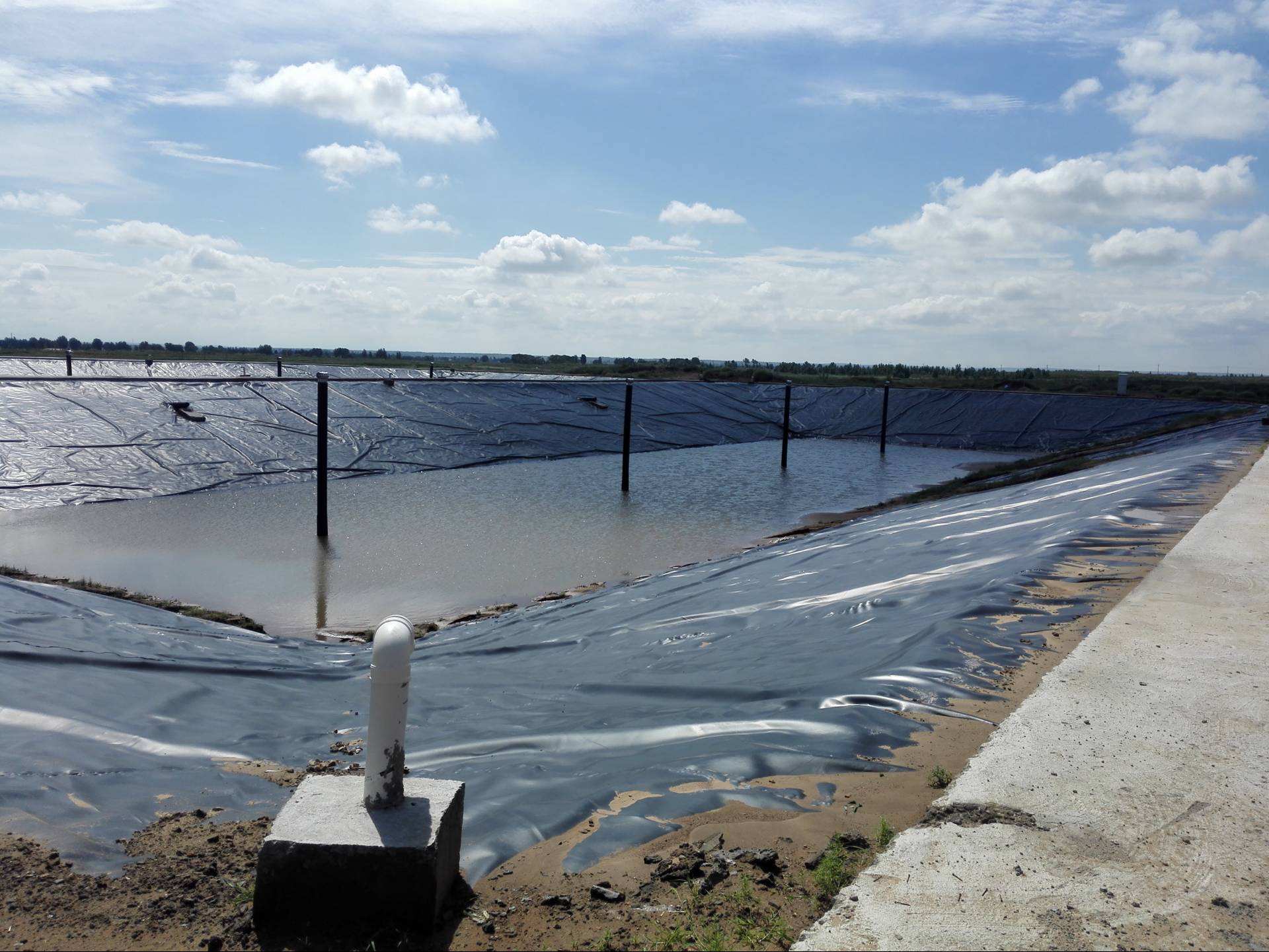 防渗膜接头应保持清洁、无油污和灰尘