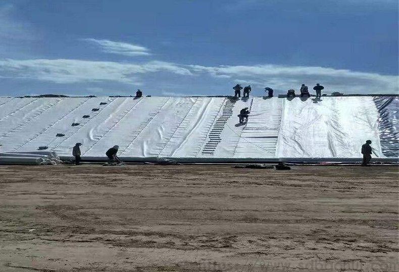 贮灰场的防渗系统采用多层次的复合国内精品久久久久久久影视麻豆膜防渗结构