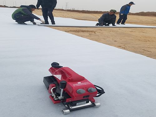 宽度对非织造国内精品久久久久久久影视麻豆膜拉伸性能影响