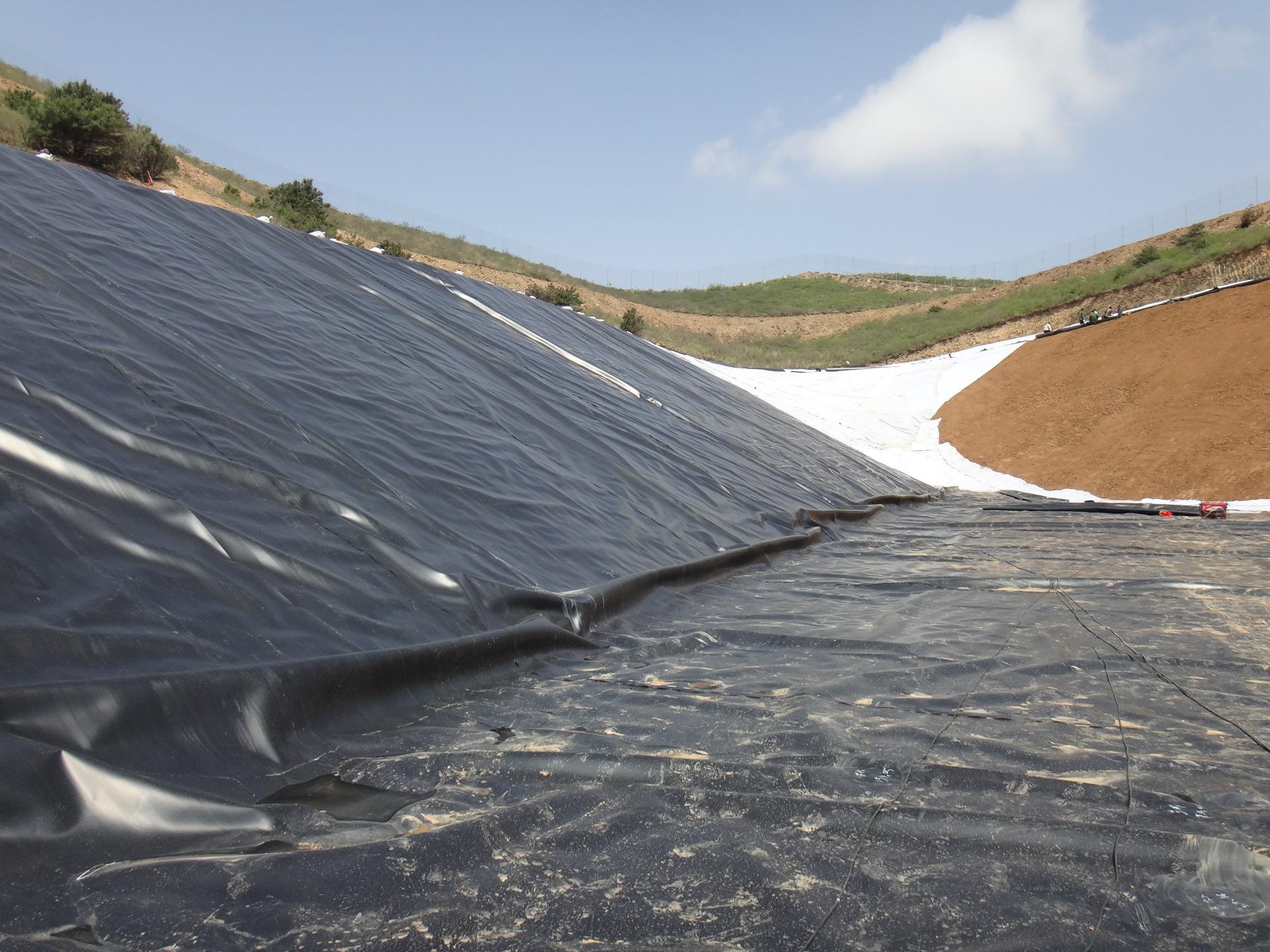 固体废物处理中心填埋场防渗方案的比较与选择