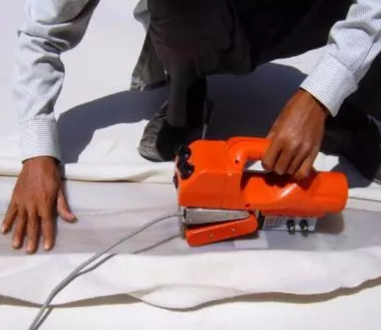 水库枢纽工程由土石坝、溢洪道、输水洞组成