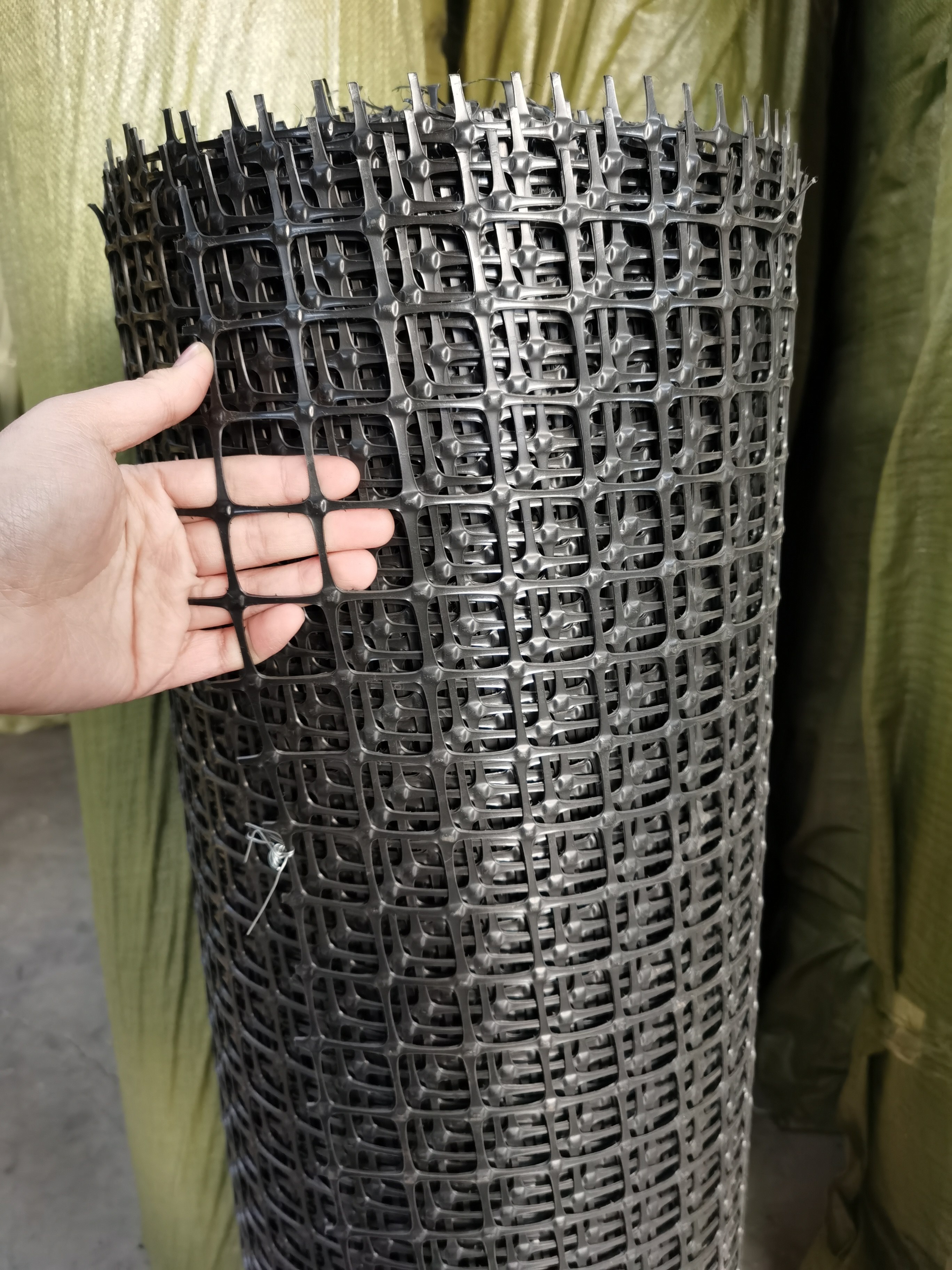 国内精品久久久久久久影视麻豆格栅铺设完毕后,应及时对填料进行填筑