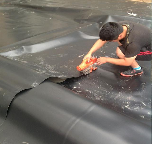 HDPE防渗膜焊缝搭接面需要保持干净吗？